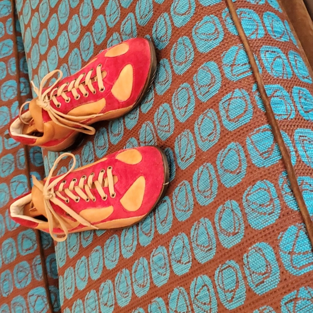 Stylish Red and Tan Men's Sneakers - Picture 15 of 16